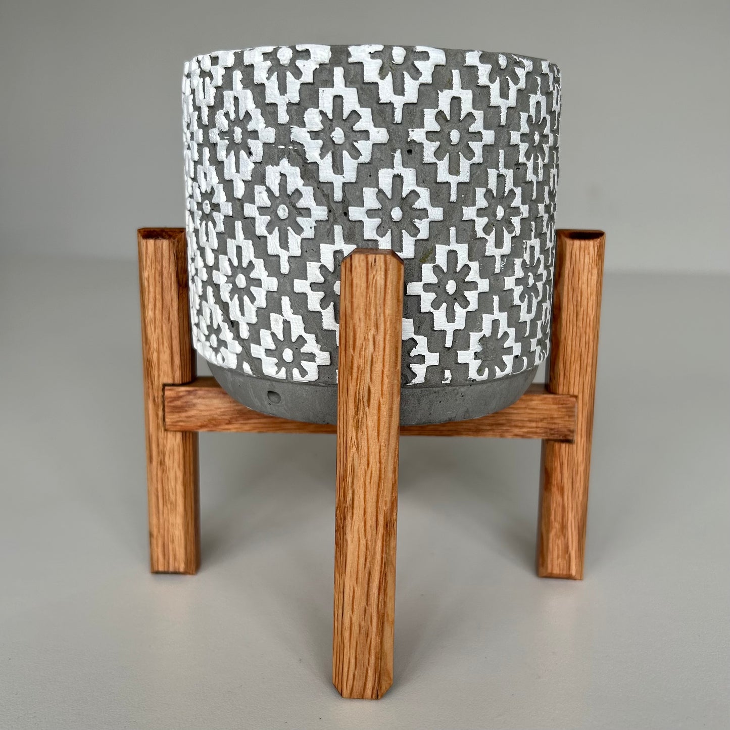 SBW Assembly No. 036: A white patterned ceramic Tera-Vessel with geometric relief, supported by a Lignum-Base machined from salvaged Red Oak pallet timber. An architectural specimen for indoor botanical display.